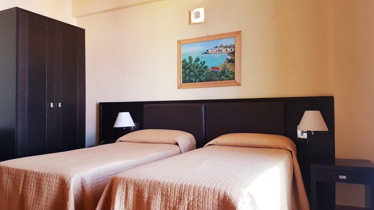 Hotel Pacla อาโวลา ภายนอก รูปภาพ
