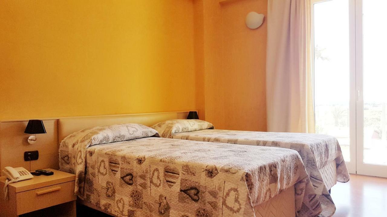 Hotel Pacla อาโวลา ภายนอก รูปภาพ